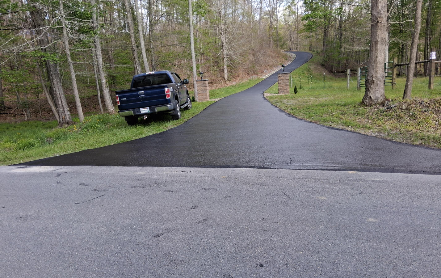 newly sealed driveway in fairdale wv 25839 freshly sealcoated driveway swv